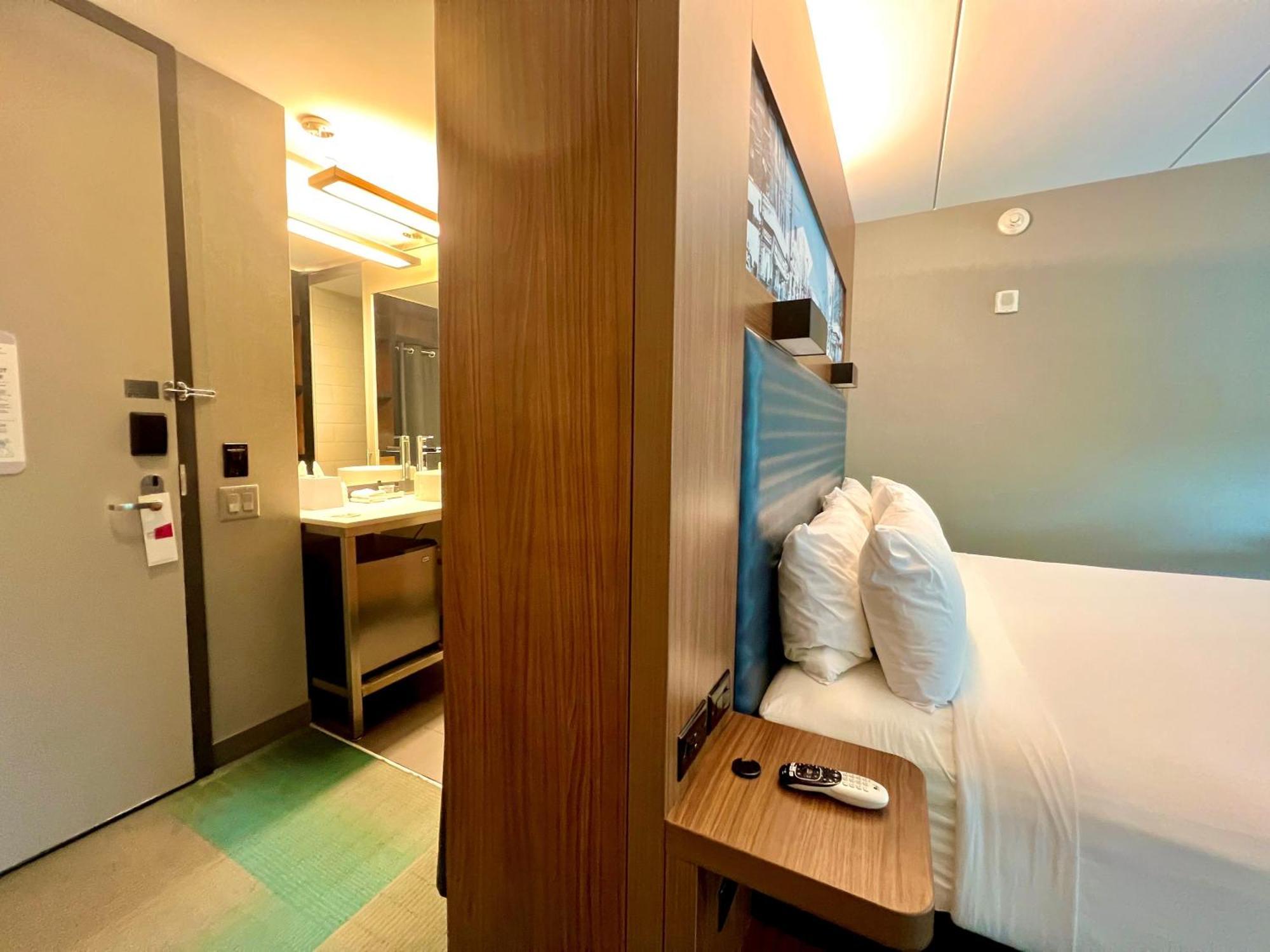 Отель Aloft Роли Экстерьер фото