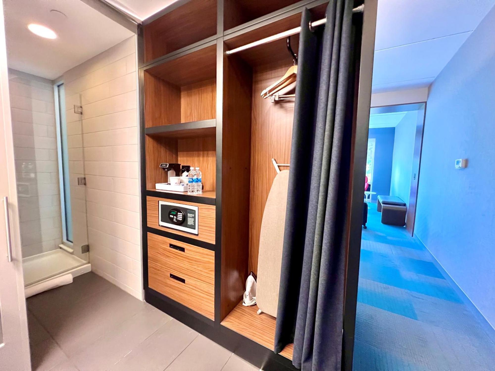 Отель Aloft Роли Экстерьер фото