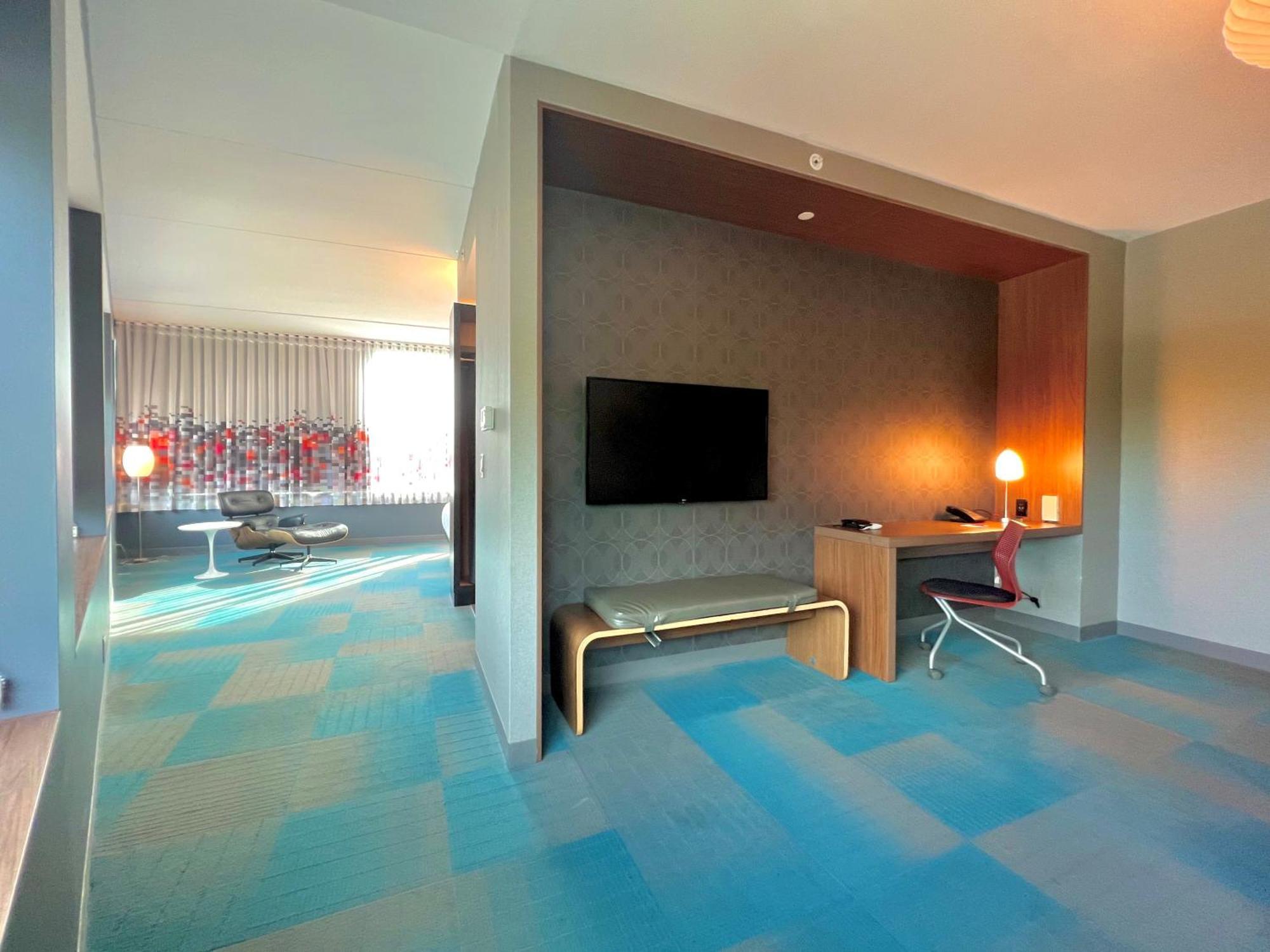 Отель Aloft Роли Экстерьер фото