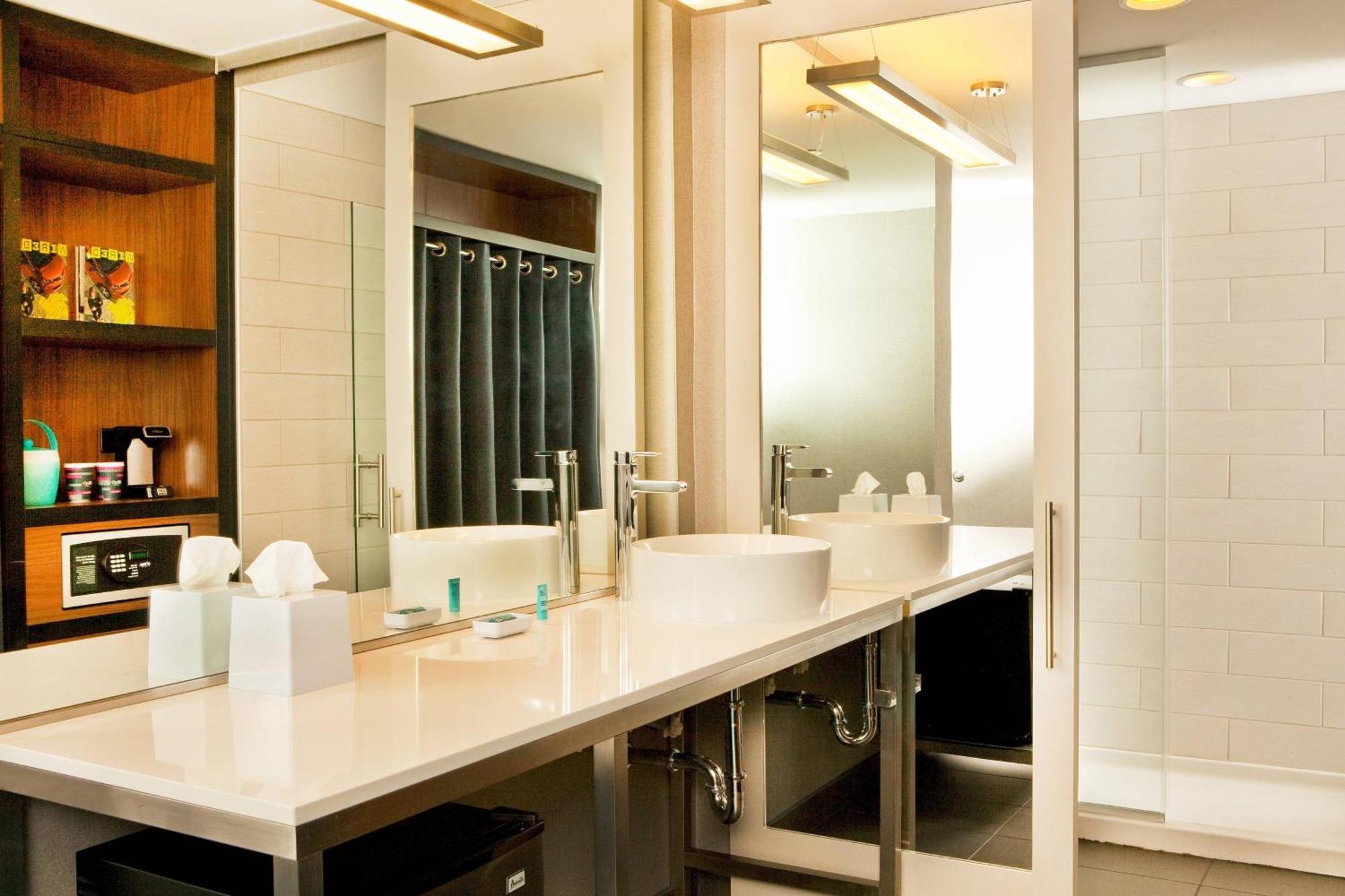 Отель Aloft Роли Экстерьер фото
