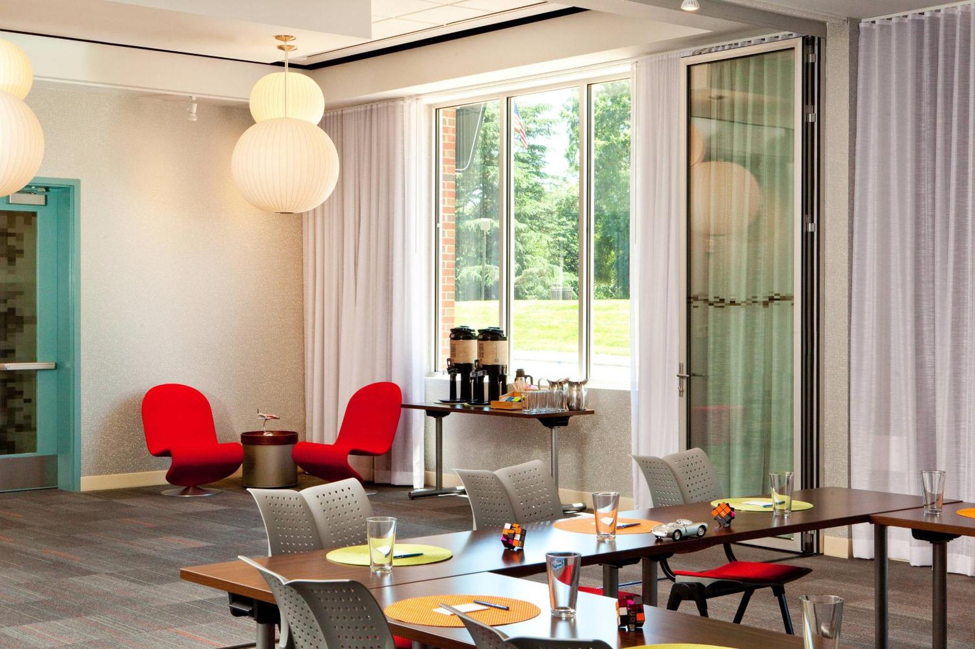 Отель Aloft Роли Экстерьер фото